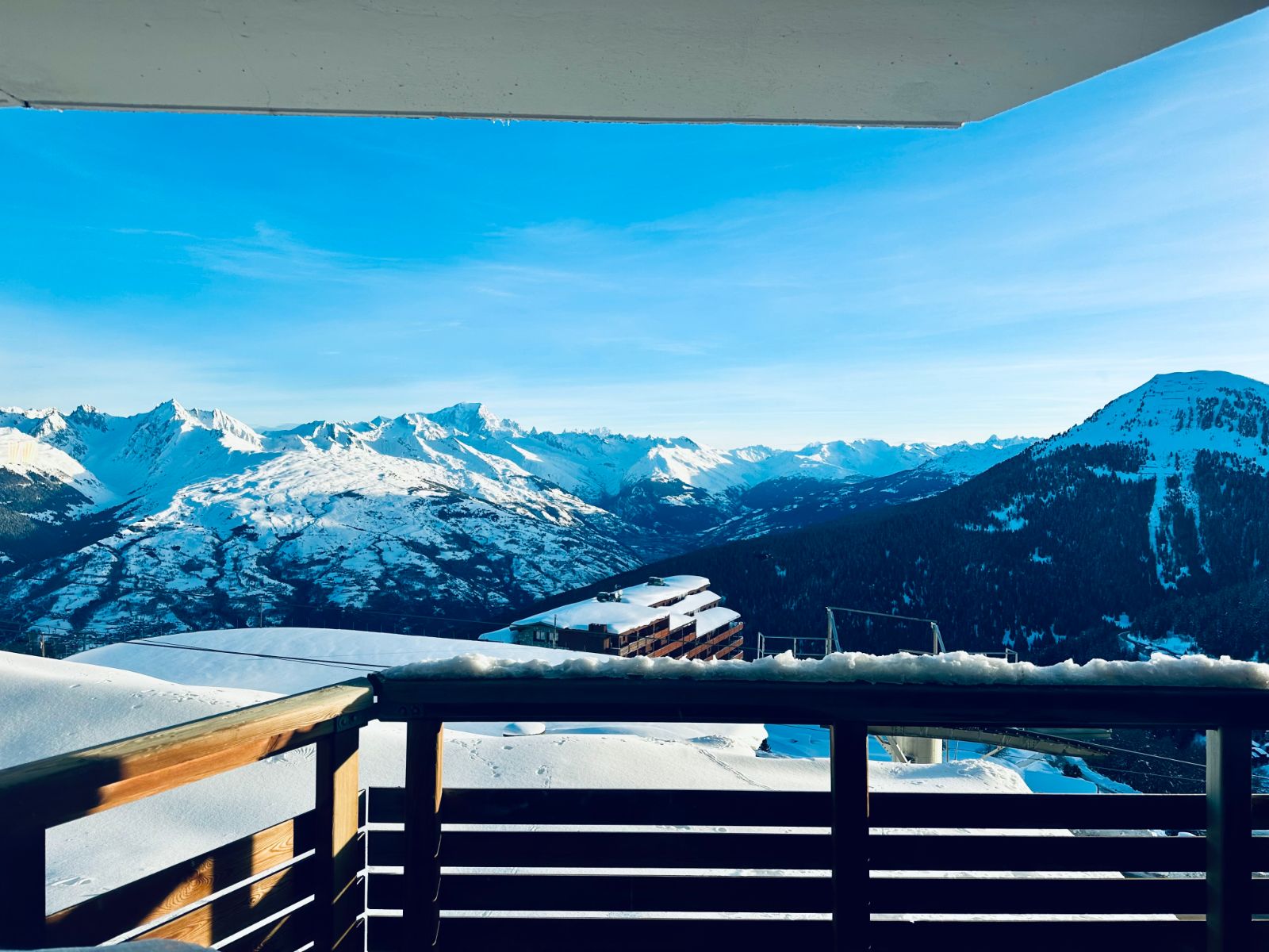 Le balcon sous la neige, face aux sommets