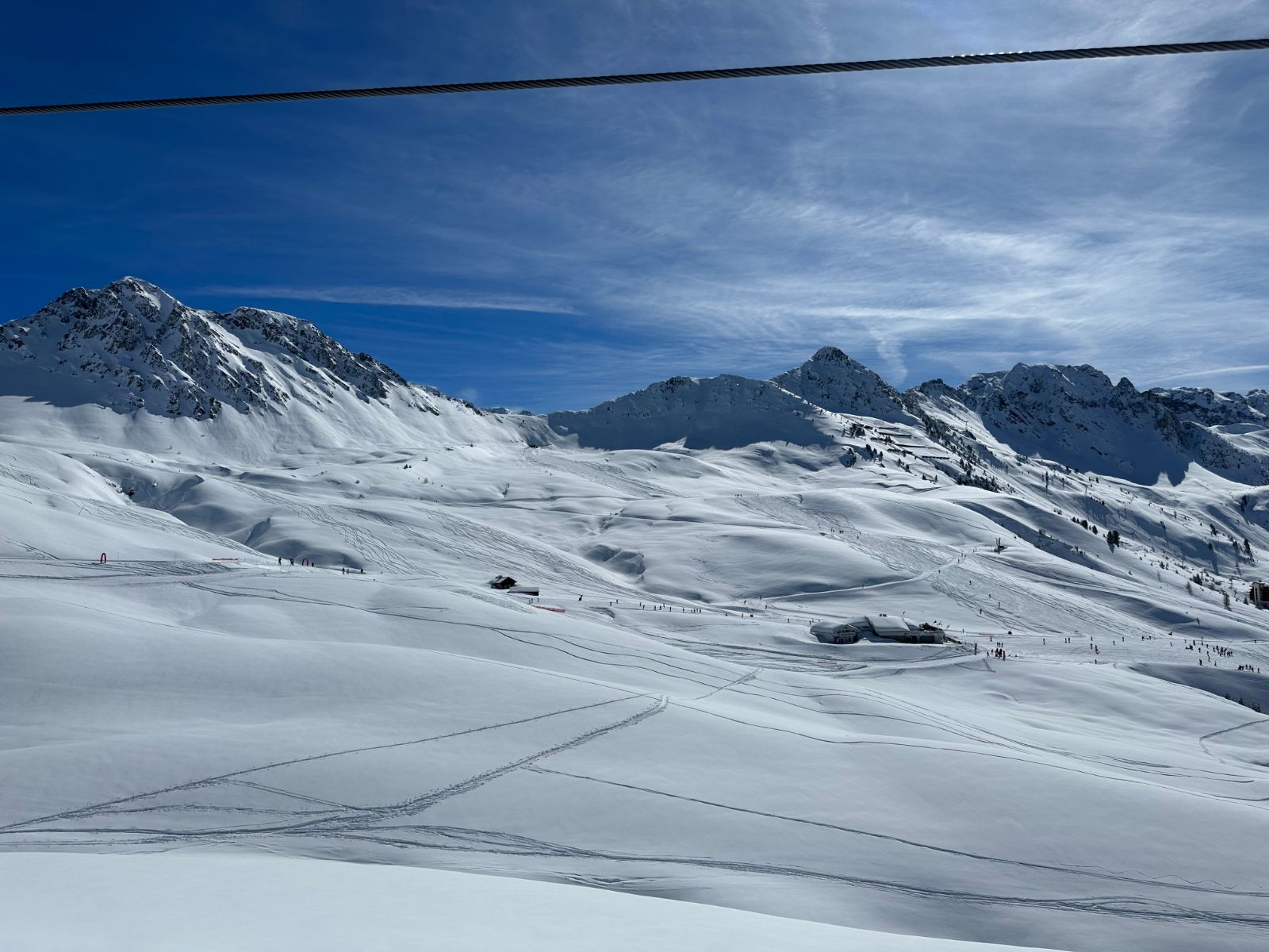 Piste enneigée face aux sommets
