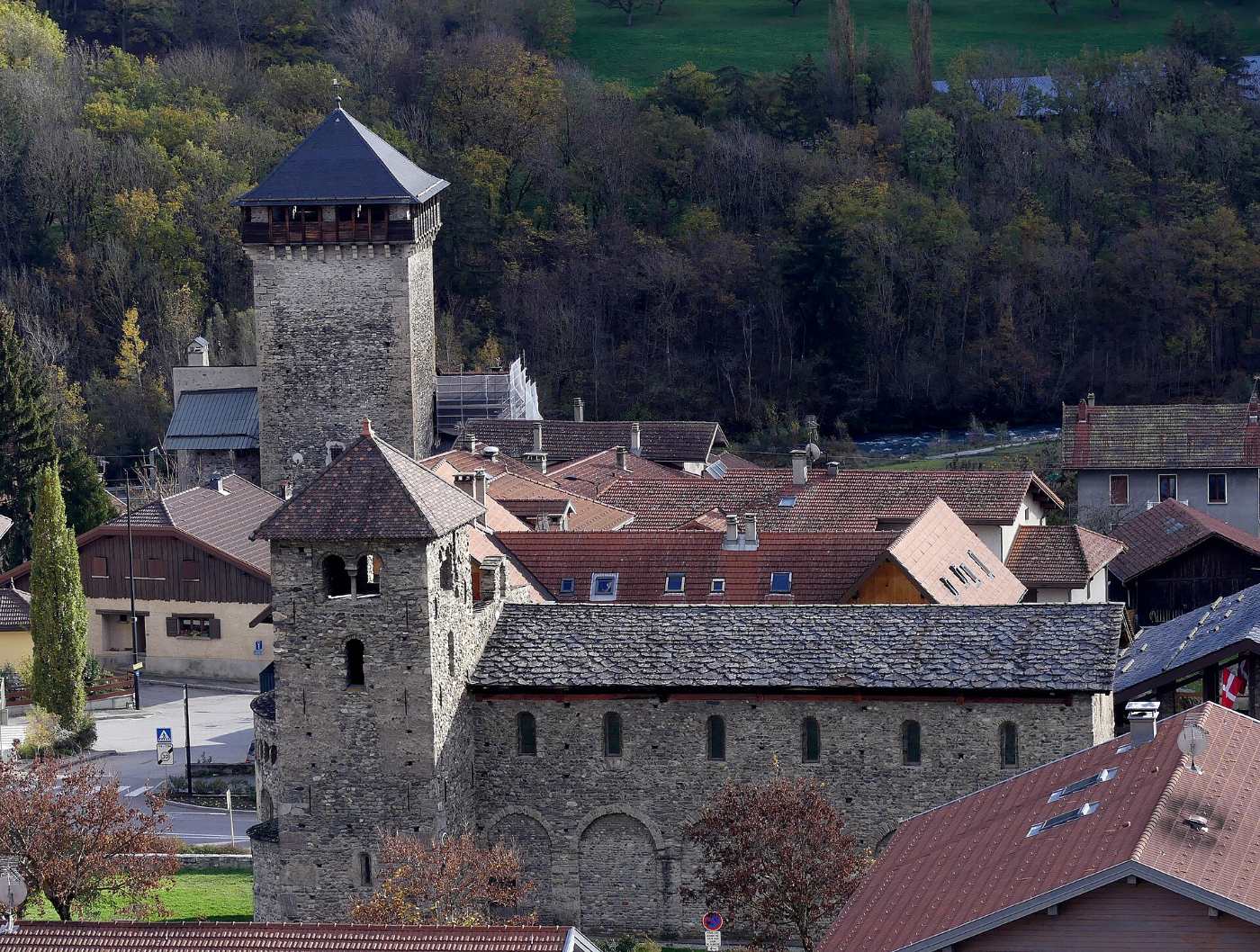 Die Basilika Saint-Martin und der Tour Montmayeur in Aime
