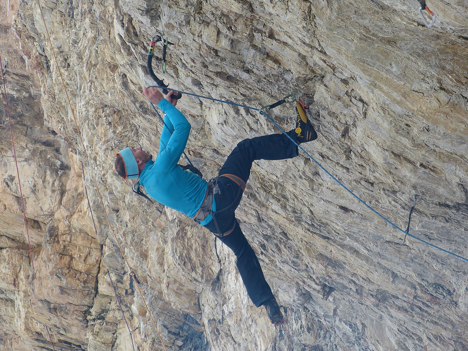 Alpinisti su una cascata di ghiaccio