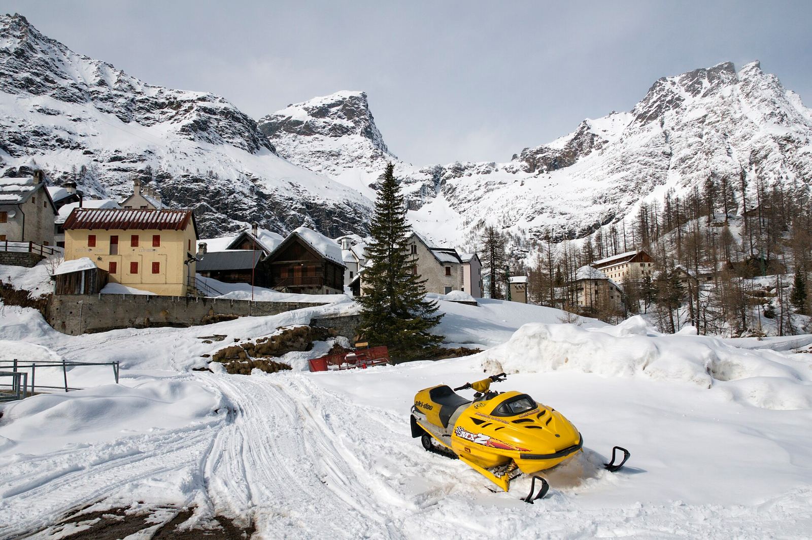Giro in motoslitta in montagna