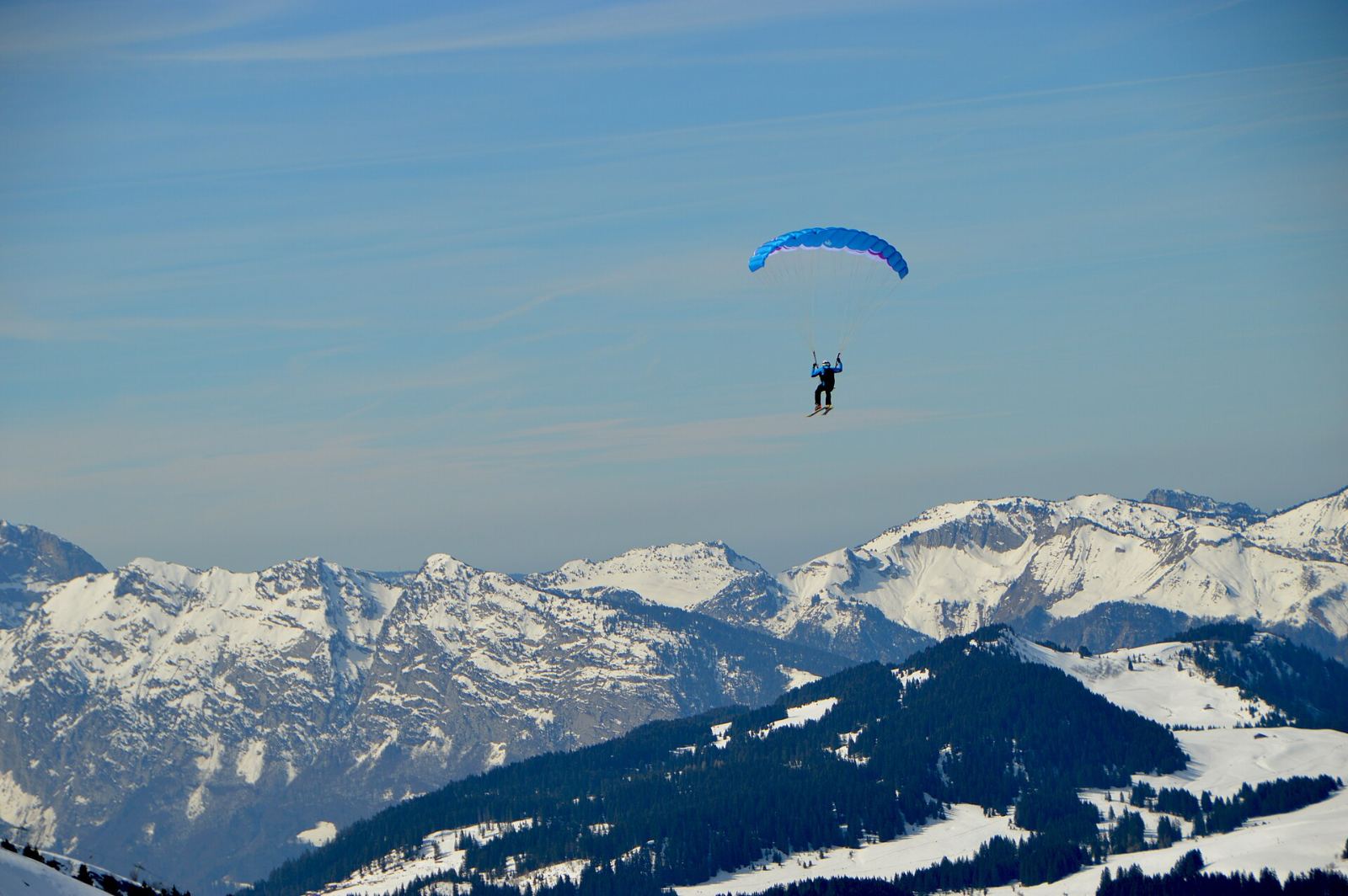 Un parapendio sopra le Alpi innevate
