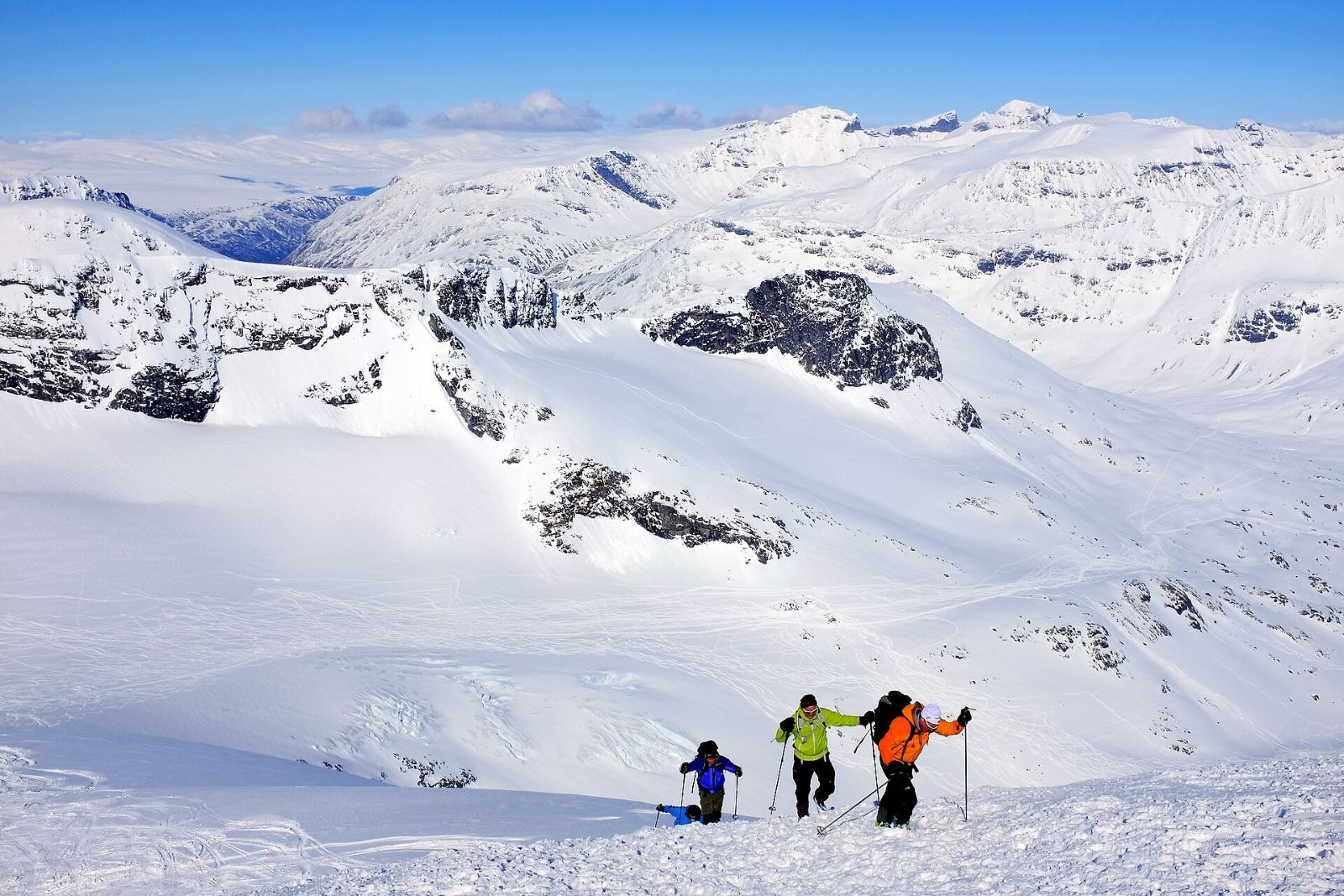 Scialpinisti su una cresta innevata